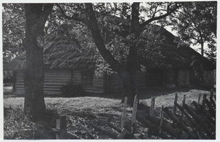 Eeru kõrts, näha idaots ja tagakülg. Esiplaanil roigasaed, peal 1958.a ehitatud rookatus