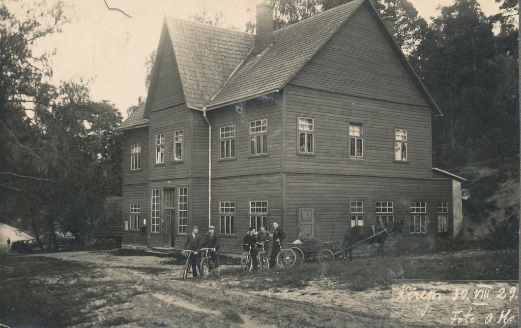 Kirepi koolimaja 30.08.1929.a. Foto O.H.
Selles hoones Verijärve kaldal asus Kasaritsa valla Kirepi algkool,millest pärast ületoomist sai Võru III 7.a. kool.