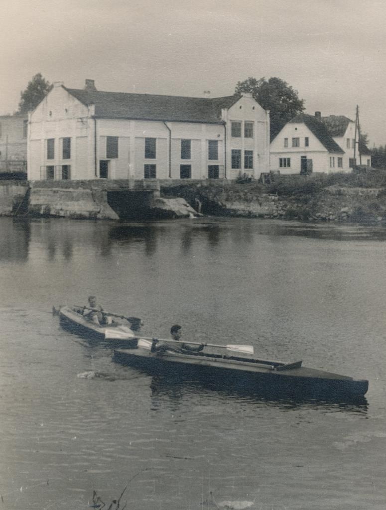 Foto Võrumaa kommunistlikenoorte poolt 1947.a. ehitatudLeevaku Hüdroelektrijaam, mida aitas ehitada ka kommnoor Hans Vill, kelle nime kannab meie kooli pioneerimalev  1960.aastatel.