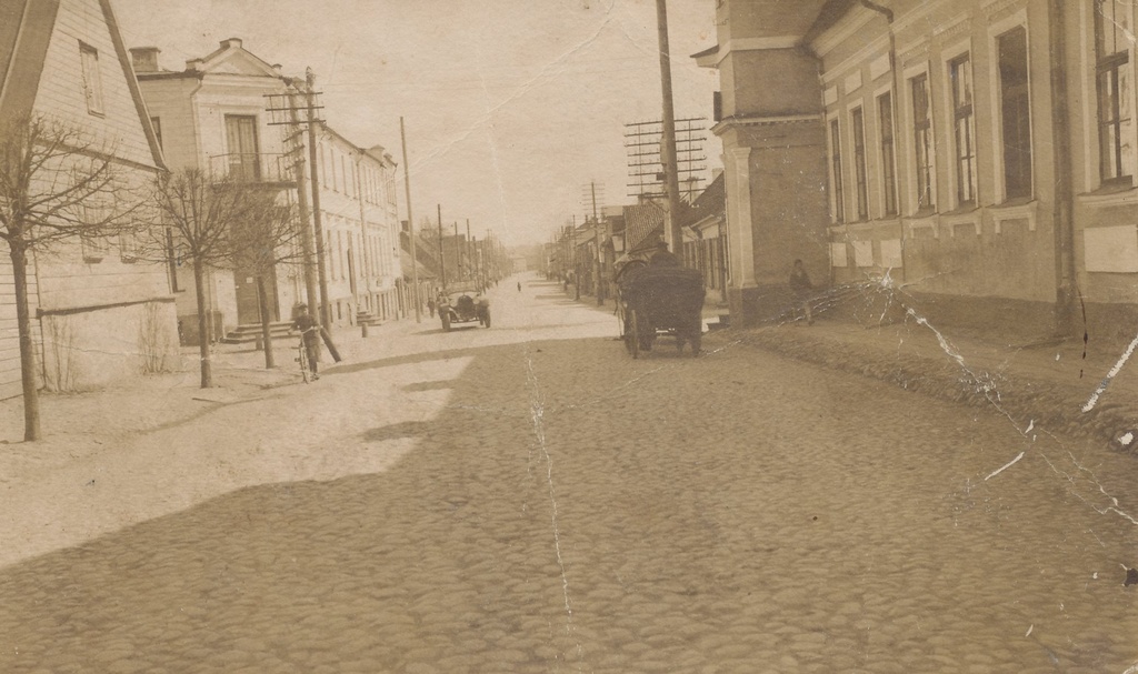 Foto Riia (Kreutzwaldi )tänav 1920.aastail,esiplaanil Riia-Tartu tänava ristmik