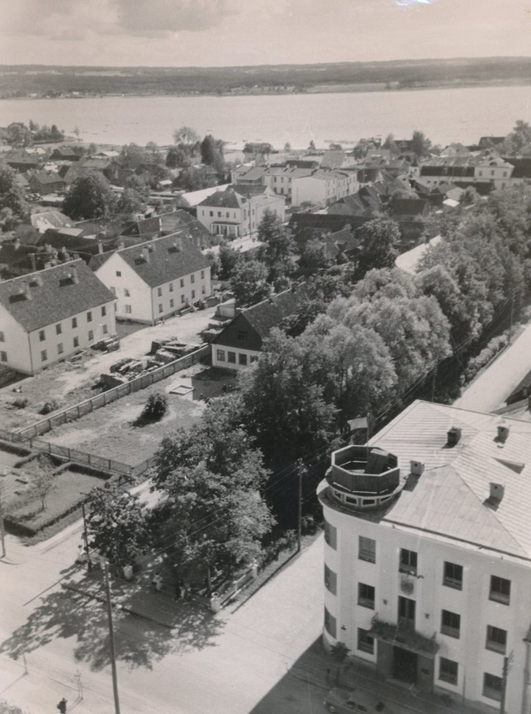 Foto vaade Katariina kiriku tornist Tamula järvele ( fotol maavalitsuse hoone, Katariina allee ja Tartu tänava majad 1960-tel
