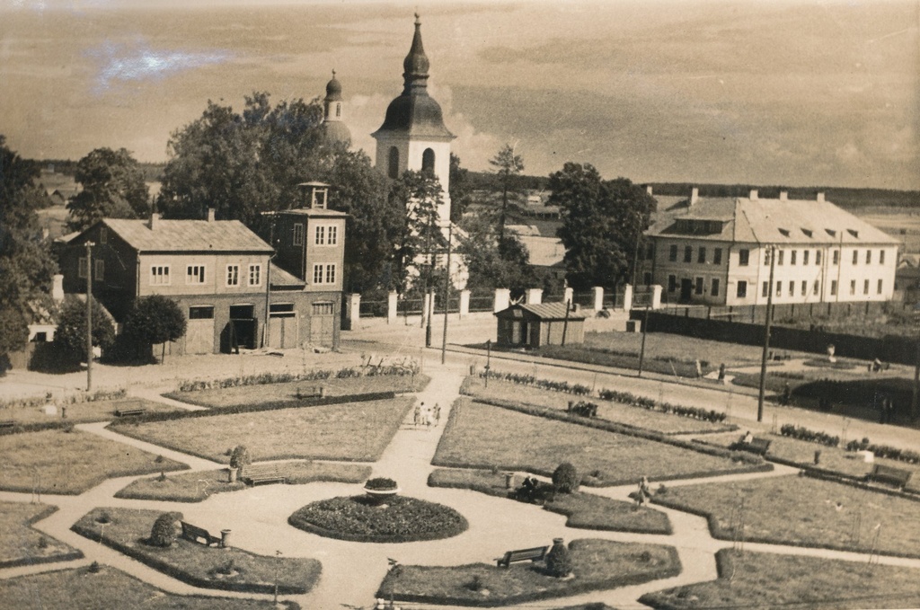 Foto vaade kunagisele turuplatsile ( praegu Seminari väljak) maavalitsuse hoone katuselt EAÕK suunas 1950.-tel
