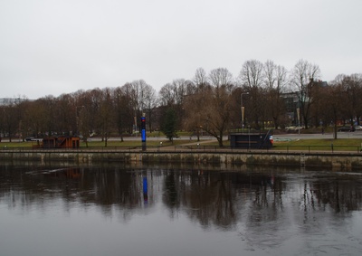 Söögiturg ja kaubahoov Tartus, Vaade üle Emajõe kaldaäärseile hoonetele rephoto