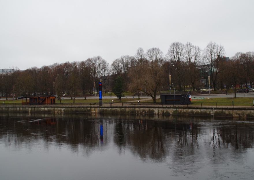 Söögiturg ja kaubahoov Tartus, Vaade üle Emajõe kaldaäärseile hoonetele rephoto