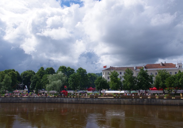 Foto. II maailmasõja aegne linn: kaubahoovi varemed; purustatud maja  Söögituru ja Poe t nurgal ( vaade Emajõelt kesklinna suunas). Tartu, 31.07.1941. Foto E. Selleke rephoto