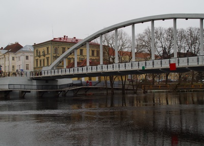 The ruins of Tartu: broken stone bridge (partially there is only a bridge on the side of the Raekoja square), behind the buildings of the Raekoja square.
Tartu, 10.08.1941. Photo Ilja Pähn. 

(the Red Army, retreating from the German army's attack, exploded Kivisilla 9.07.1941. The German army retreating into the air on the silent part of the bridge 25.08.1944. ) rephoto
