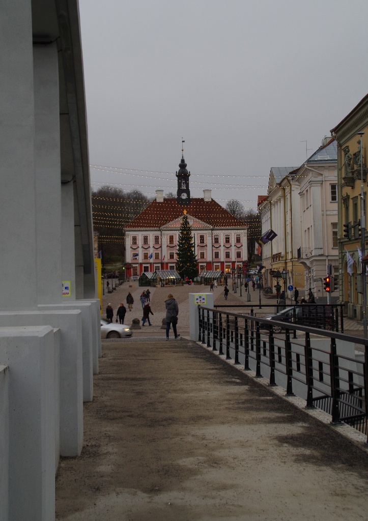 View of Raekoja's main façade through Kivisilla's arc towards W rephoto