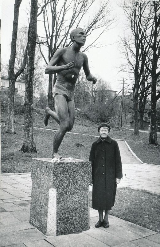 Hubert Pärnakivi mälestussammas