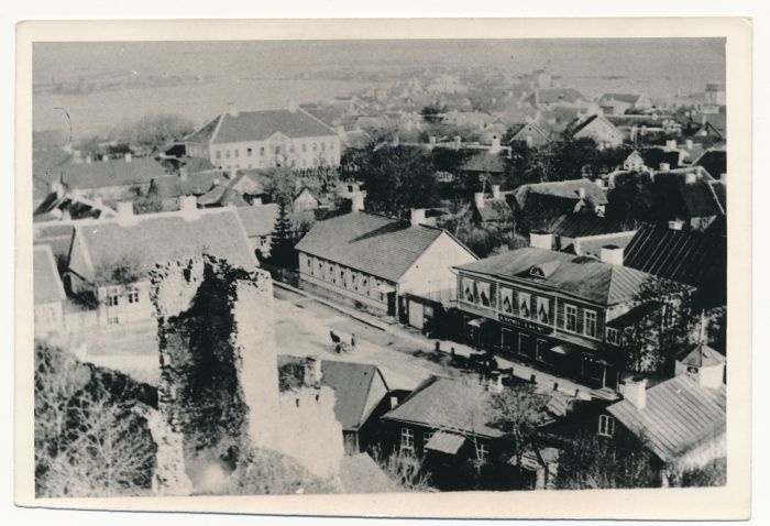 Foto. Haapsalu. Vaade lossitornist Uue Sadama suunas. Fotogr. N. Veksin. 1885. (E - 289g).