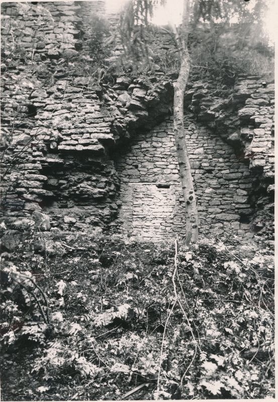 Foto. Haapsalu linna edelapoolse eellinnuse müüriosa. Kinnimüüritud värava avausega. 1933. Fotogr. J. Grünthal