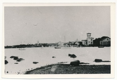 Foto. Haapsalu Vana-Sadam. Vaade Haapsalu linnale ja Vana sadamale mere poolt. HM 1356. Reprodutsioon.  duplicate photo