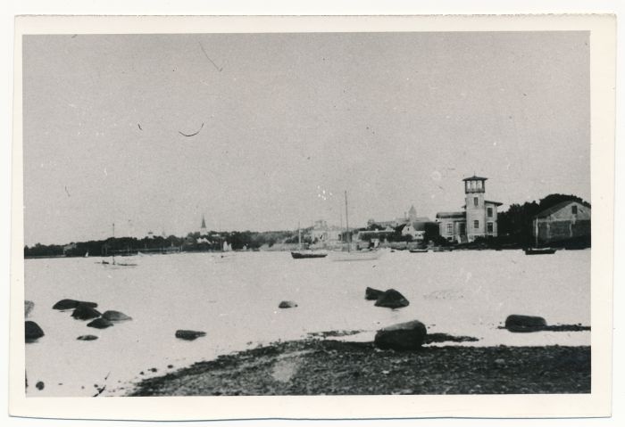 Foto. Haapsalu Vana-Sadam. Vaade Haapsalu linnale ja Vana sadamale mere poolt. HM 1356. Reprodutsioon.