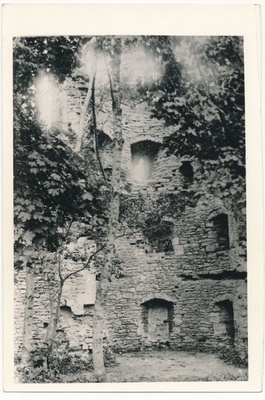 Foto. Haapsalu lossivaremed. Vaade Kahuritorni sisemusse. Koht, kuhu hiljem ehitati laululava. HM 13. Reprodutsioon.  duplicate photo