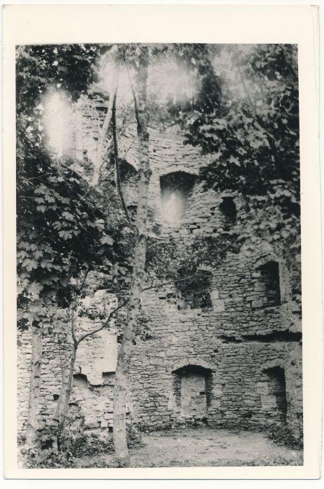 Foto. Haapsalu lossivaremed. Vaade Kahuritorni sisemusse. Koht, kuhu hiljem ehitati laululava. HM 13. Reprodutsioon.