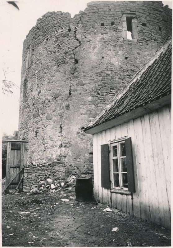 Foto. Haapsalu lossi endise värava ümartorn. 1933. Fotograaf J. Grünthal