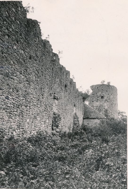 Foto. Idapoolse eeslinnuse välismüür koos värava ümartorniga. 1933. Fotograaf J. Grünthal.