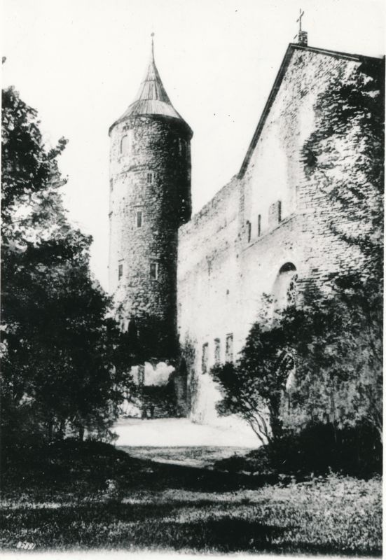 Foto. Vaade Haapsalu lossitornile. Lossitorni ekspositsiooniks Teeninduskombinaat "Haapsalu" fotoateljee fotograafi poolt tehtud ümberpildistus. 1981.a.