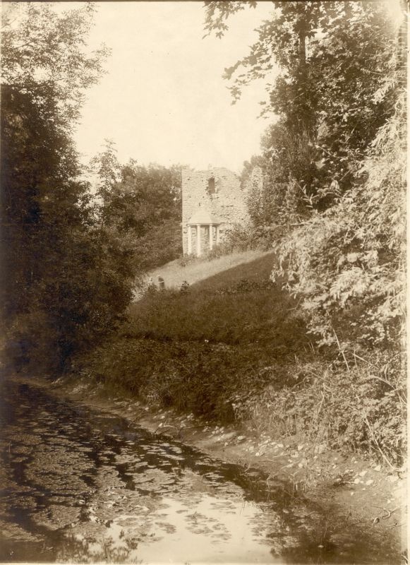 Foto. Haapsalu krahviaed. Vaade vallikraavilt linnuse põlluväravatorni suunas suvel. 19. saj lõpp.