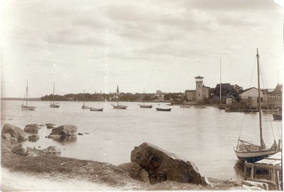 Foto. Haapsalu vaade Vanast sadamast  kaldaäärsetele rajatistele. Esiplaanil  paadisild ja purjekas. 20. saj algus.  duplicate photo