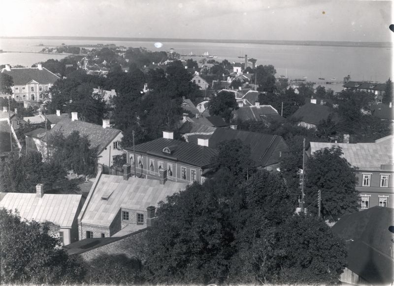 Foto. Haapsalu vaade linnusest Bürgermeistri holmi suunas. u 1930.