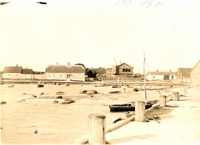 Foto. Haapsalu Sadama tänav. Vaade Vana-Sadama muulilt tänava suunas. u. 1905  duplicate photo
