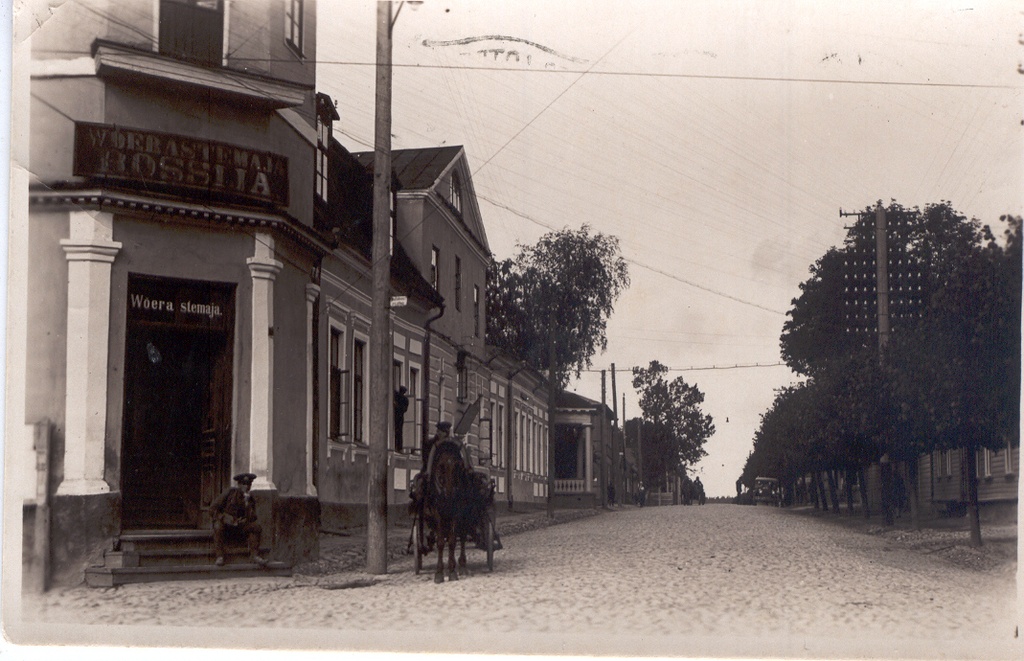 Foto. Võõrastemaja "Rossija", endine Krummeri kooli hoone 1920.aastatel. Foto  Haidaku fototrükk Narvas.