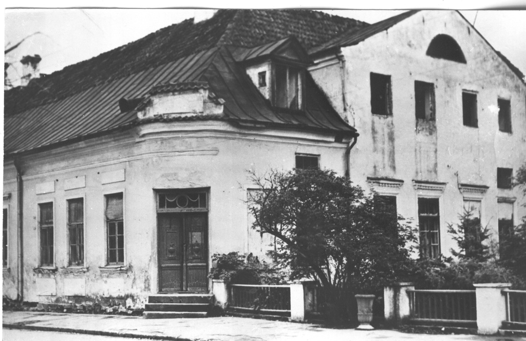 Foto. Vaade endisele Krümmeri erakool-pansionaadi hoonele Võrus, Kreutzwaldi tn. 16, pargipoolne nurk 1970.aastatel.