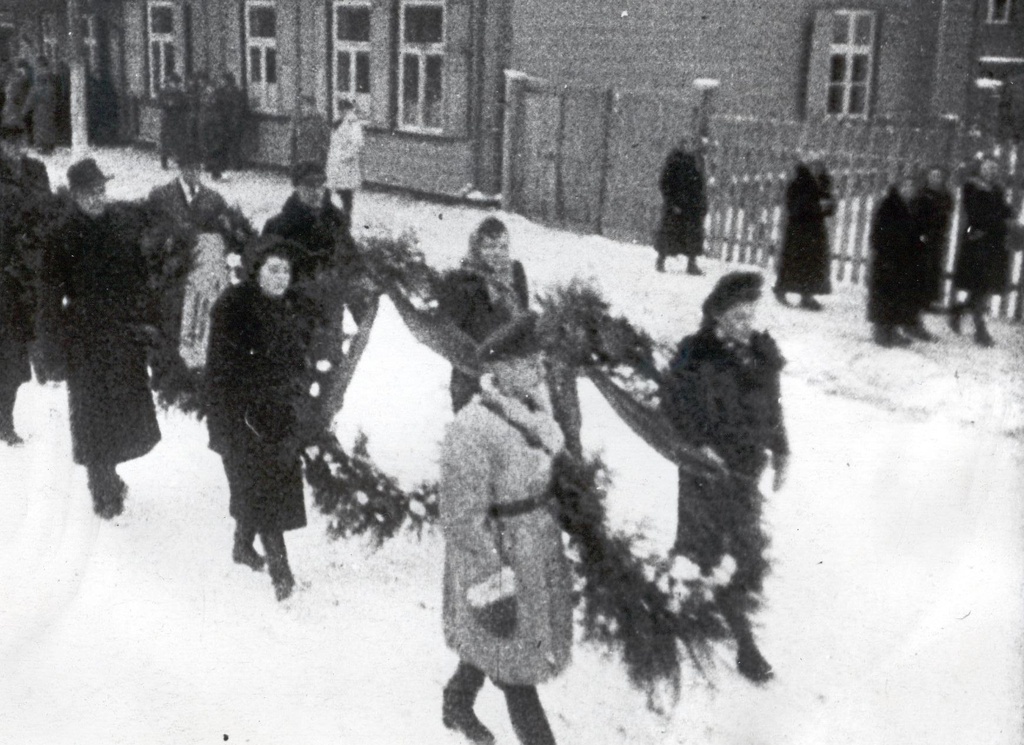 Foto. Fašismiohvrite ümbermatmine Võrus 3. detsembril 1944.a. Kubijal. Vaade leinarongkäigule.