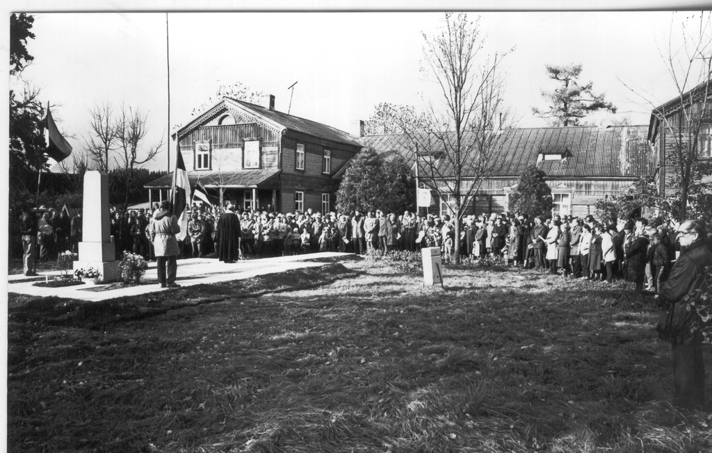 14.-15.oktoobril 1989.a. muinsuskaitsepäevad Võrus , Sänna vabadussamba taasavamine, vaade rahvale