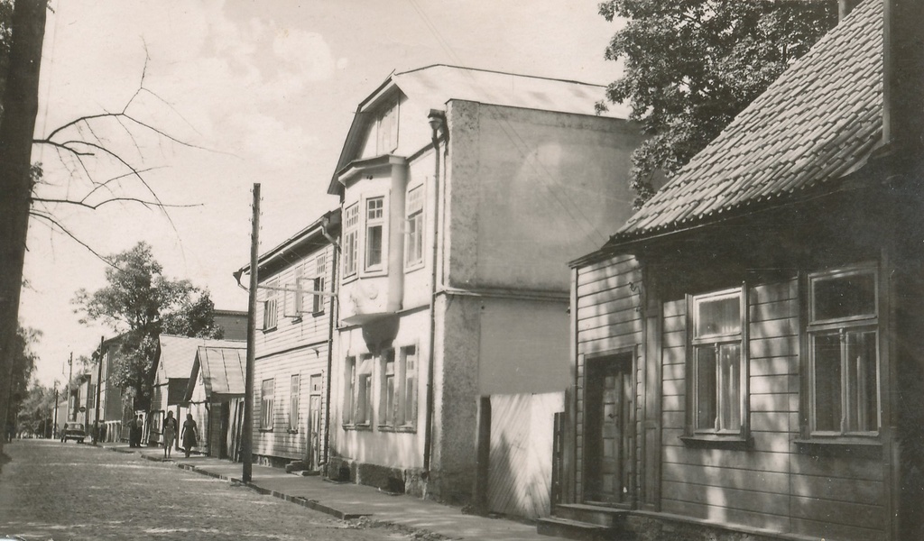 Foto.  Võru, Katariina tänava loodekülg Jüri ja Kreutzwaldi tänava vahel 1950.aastail.