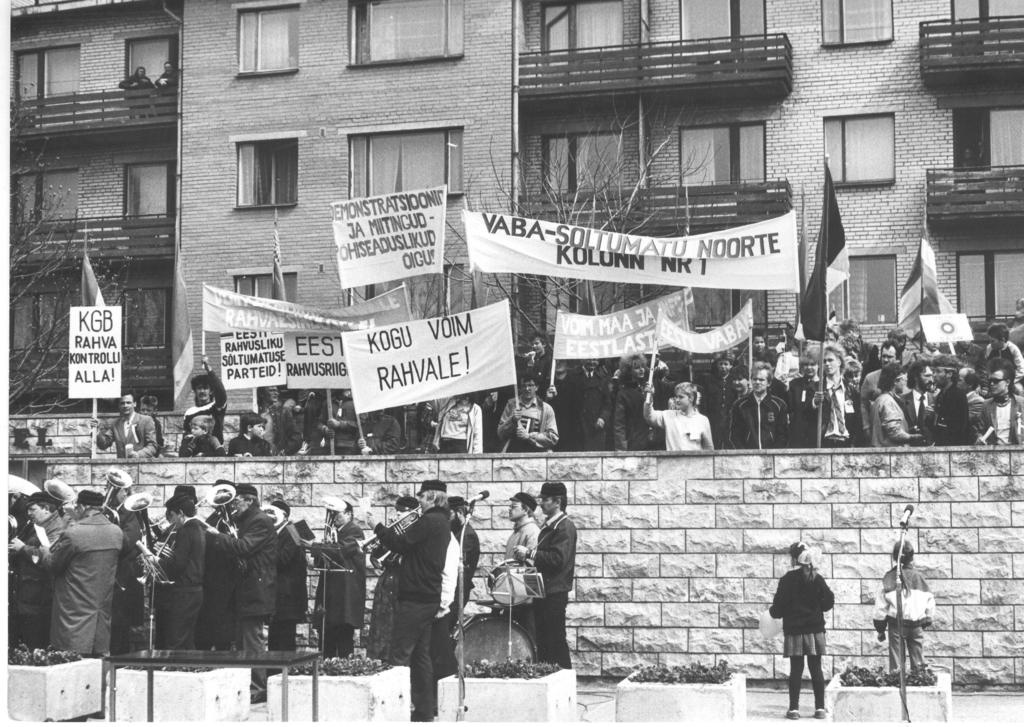 1.mai 1988.a. miiting Võrus Punaste Küttide väljakul, vaade tribüünile