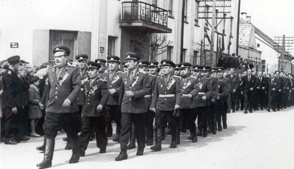 Foto. Suure Isamaasõja 20.aastapäevale pühenmdatud miiting Võrus 9.mail 1965.a. Vaade demonstrantidele.
