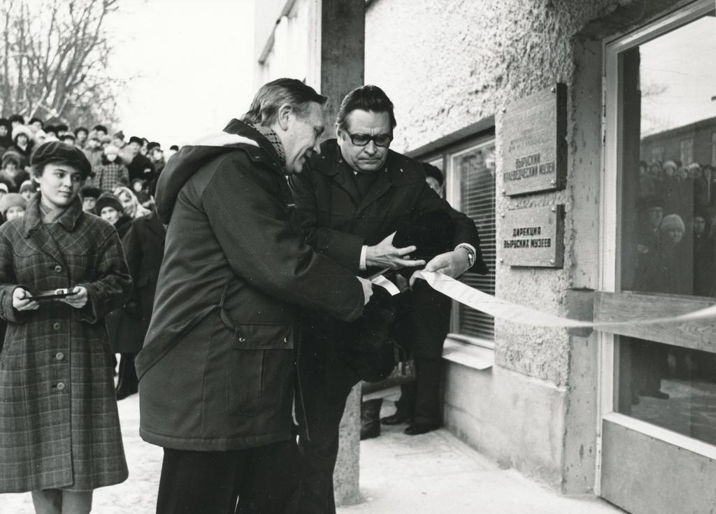 Foto. Võru Koduloomuuseumi hoone avamine 10.veebruaril 1983.a. Linti lõikavad EKP Võru rajoonikomitee I sekretär Aare Männiste ja ENSV kultuuriministri asetäitja Ilmar Moss, neid assisteerib Võru muuseumi nooremteadur Kaja Kenk.