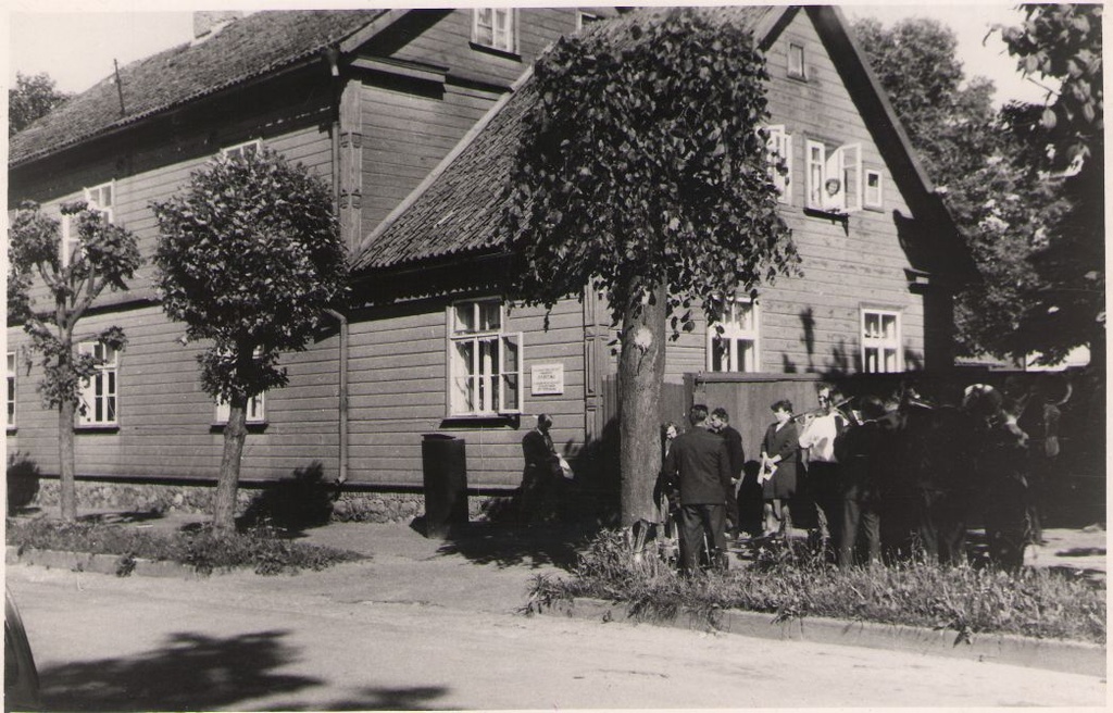 Foto. Mälestustahvli avamine Fr. R. Kreutzwaldile. Võru, 17.06.1967.