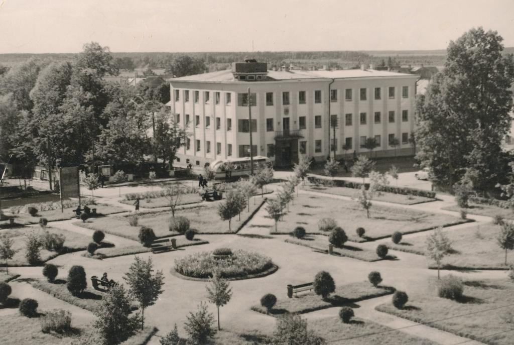 Fotopostkaart Võru rajoon Komsomoli väljak, H.Uusi foto  1961.