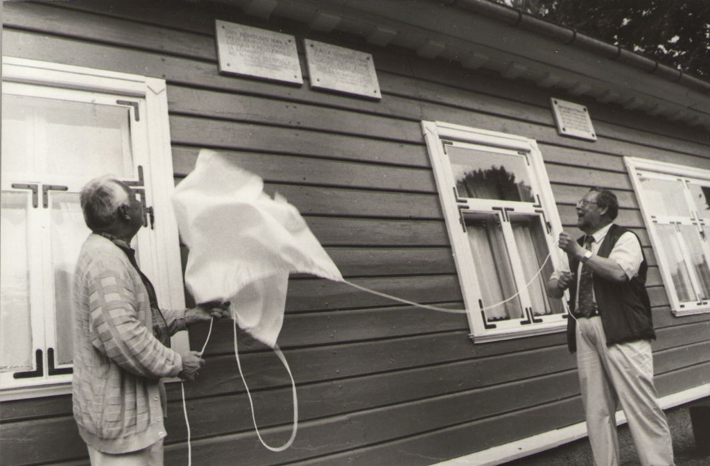 Foto. Kreutzwaldi-Lönnroti kohtumist tähistava mälestustahvli pidulik avamine. Võru, 1999.