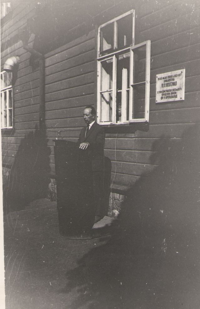 Foto. Mälestustahvli avamine Fr. R. Kreutzwaldile. Võru, 17.06.1967.