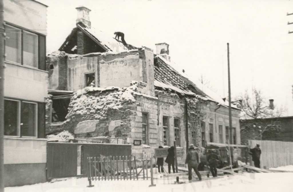 Foto. Võru linn. Krümmeri koolihoone lammutamine 1976.a.