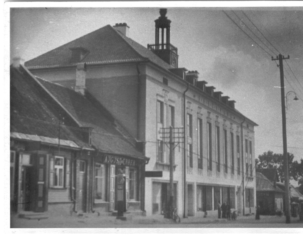 Fotopostkaart. Võru vaade.Tartu tänav, August Ebberi kauplus ja pangahoone 1930-tel aastatel.