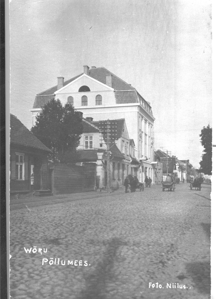 Fotopostkaart. Võru. Vaade Jüri tänavale ja selle vasakpoolsele hoonestusele.Wõru Põllumehe hoone.Jaan Niiluse foto 1924