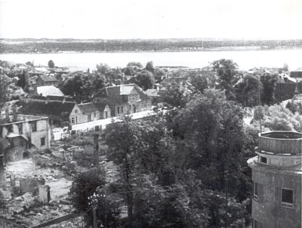 Foto. Fašistide poolt purustatud Võru linn 1944.a.  augustis.Vaade südalinnale.