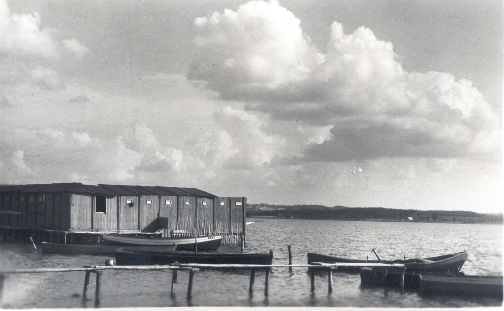 Fotopostkaart. Võru. Tamula järv supelmaja ja paadisadama juures.