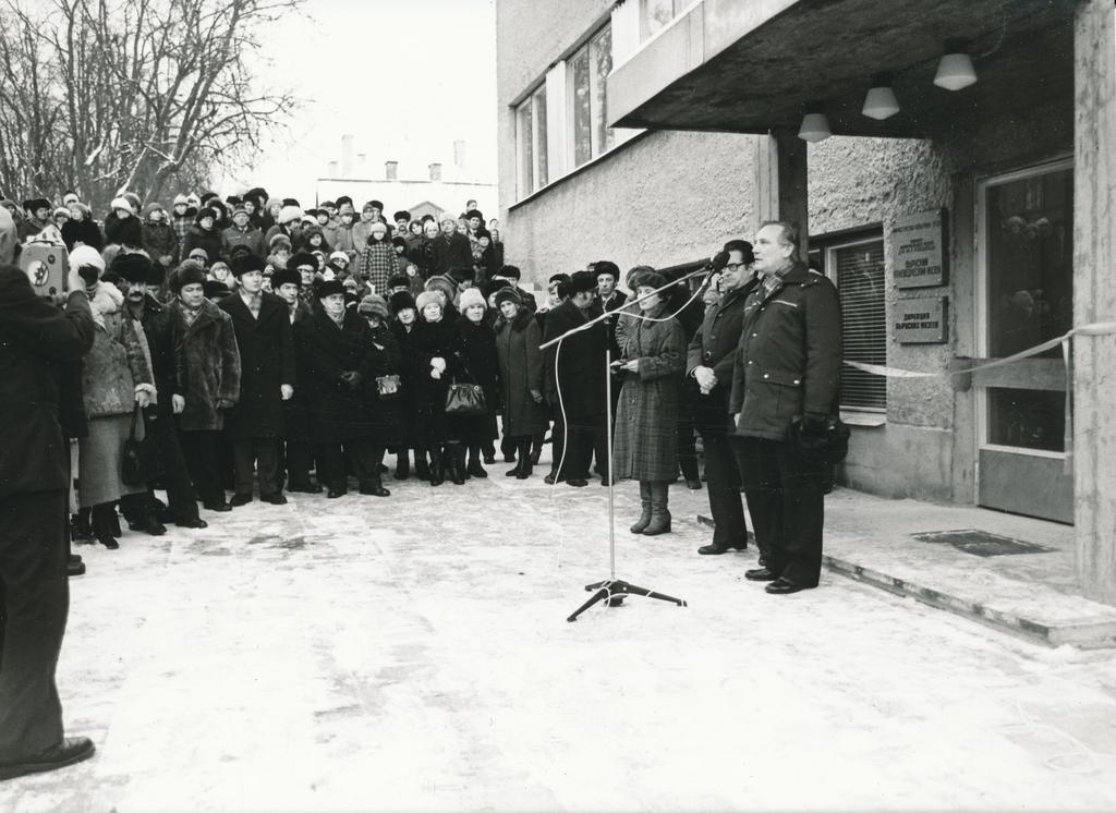 Foto. Võru Koduloomuuseumi hoone avamine 10.veebruaril 1983.a. Kõneleb EKP Võru Rajoonikomitee I sekretär Aare Männiste.