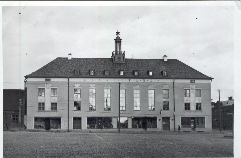 Foto Eesti Panga Võru osakonna maja , kus asub ka Võru linna apteek ja rohukauplus 1939.a. juunis.