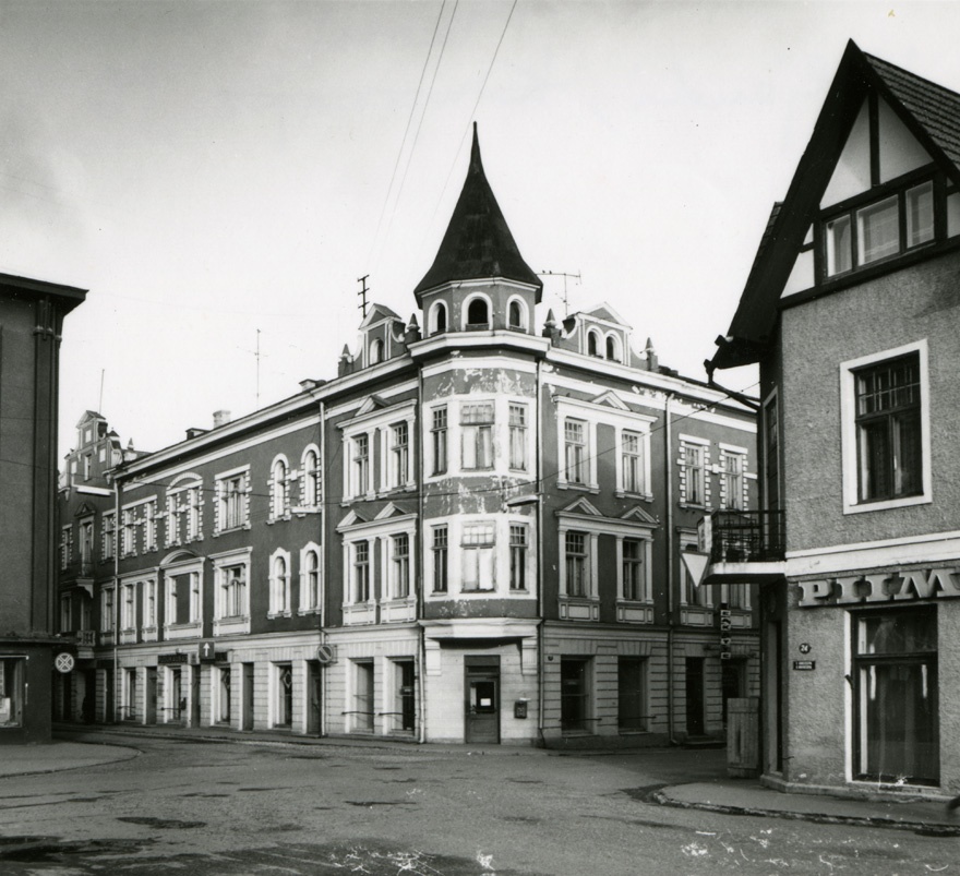 Elu- ja ärihoone Viljandis, vaade hoonele nurgalt