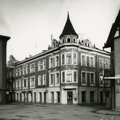 Elu- ja ärihoone Viljandis, vaade hoonele nurgalt  duplicate photo