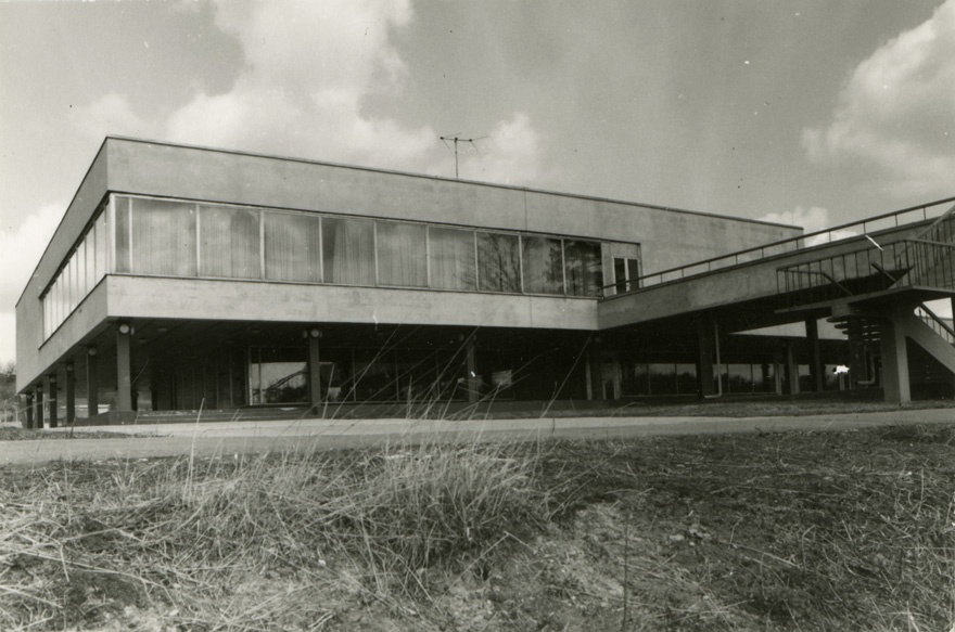 Kohvik-restoran Viljandis, vaade hoonele nurgalt. Arhitekt Mai Roosna