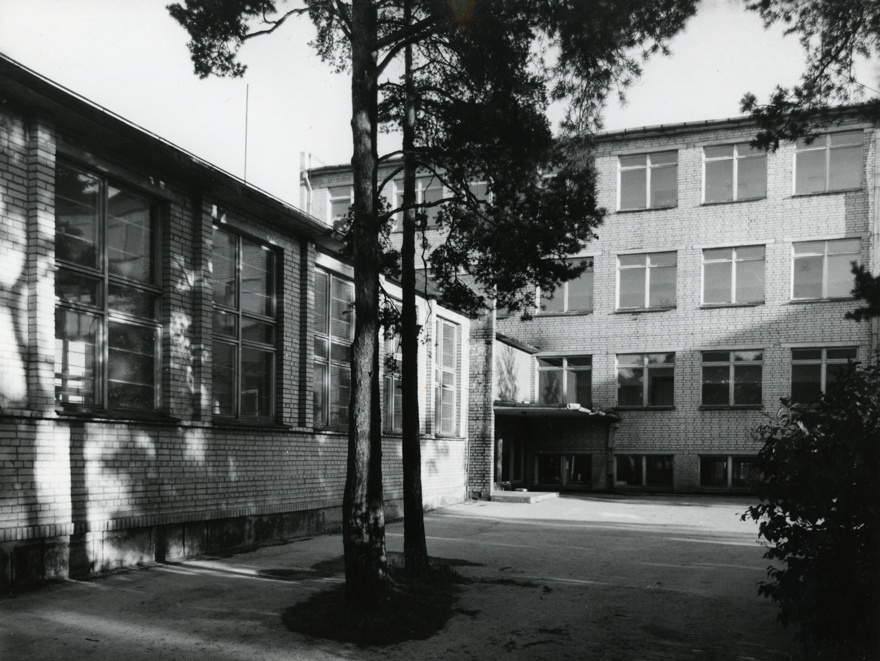Nõmme gümnaasium, endine 28. keskkool. Juurdeehitus. Raudtee 55, Tallinn
