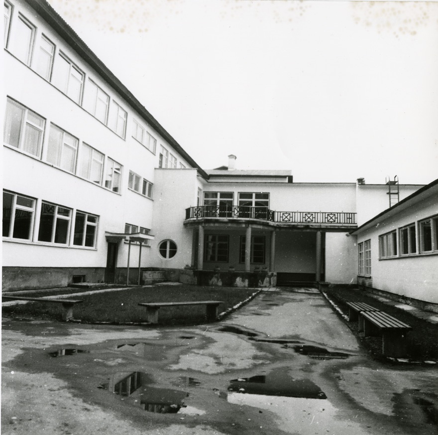 Türi keskkool, sissepääsu vaade. Arhitekt Maie Hansmann