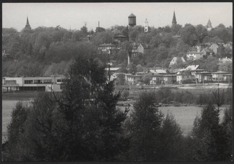 fotot, Viljandi, puuvõrad, järv, restoran Vikerkaar, elamud mäeveerul, Jaani kiriku torn, Veetorn, raekoja torn, Pauluse kiriku torn, tulerõrje torn, mai 1984, foto E. Veliste